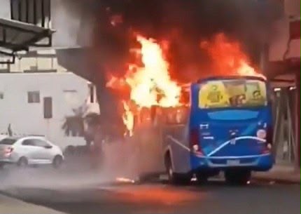 Incendio consume parcialmente un bus urbano durante recorrido
