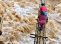 Habitantes de San Vicente arriesgan su vida para cruzar un río tras destrucción de puente