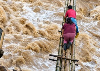 Habitantes de San Vicente arriesgan su vida para cruzar un río tras destrucción de puente
