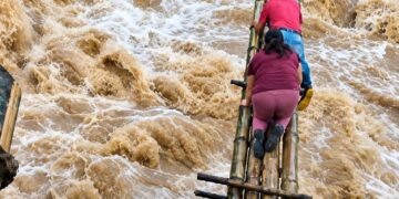 Habitantes de San Vicente arriesgan su vida para cruzar un río tras destrucción de puente