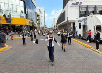 El colegio 9 de Octubre conmemora 140 años de historia con un desfile de reencuentros y memoria
