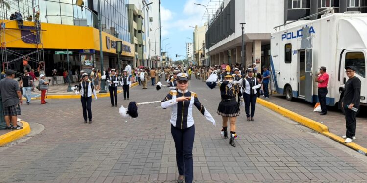 El colegio 9 de Octubre conmemora 140 años de historia con un desfile de reencuentros y memoria