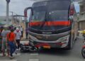 Accidente de tránsito entre un autobús y una motocicleta en la intersección de Esmeraldas y 10 de Agosto