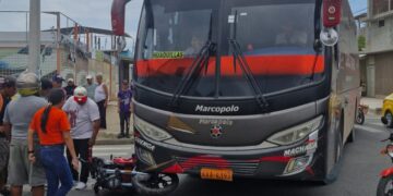 Accidente de tránsito entre un autobús y una motocicleta en la intersección de Esmeraldas y 10 de Agosto