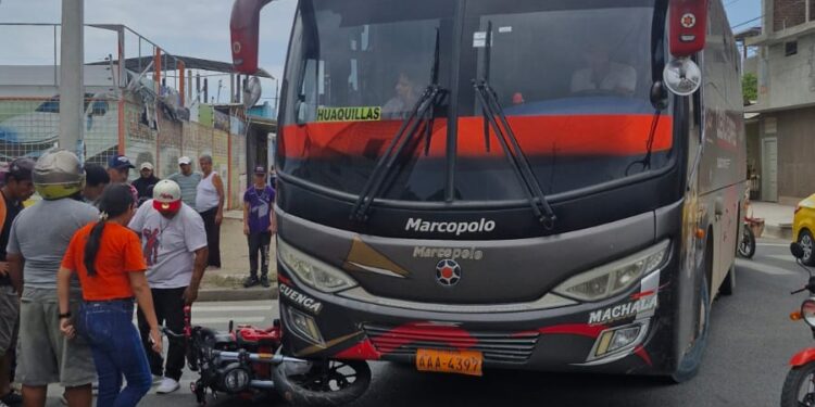 Accidente de tránsito entre un autobús y una motocicleta en la intersección de Esmeraldas y 10 de Agosto