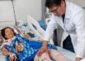Mujer de 61 años vuelve a caminar tras recibir prótesis en ambas rodillas