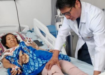 Mujer de 61 años vuelve a caminar tras recibir prótesis en ambas rodillas