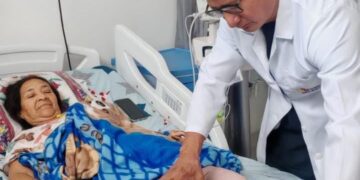Mujer de 61 años vuelve a caminar tras recibir prótesis en ambas rodillas