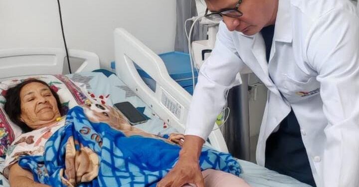 Mujer de 61 años vuelve a caminar tras recibir prótesis en ambas rodillas