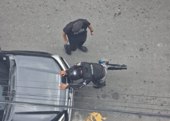 Agente del GOM resultó herido tras choque entre automóvil y motocicleta en Guayas