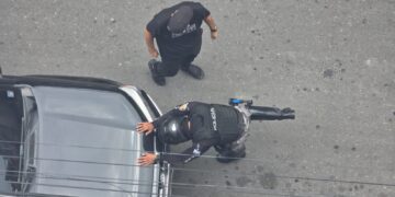 Agente del GOM resultó herido tras choque entre automóvil y motocicleta en Guayas