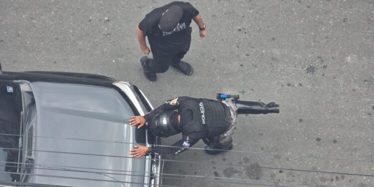 Agente del GOM resultó herido tras choque entre automóvil y motocicleta en Guayas