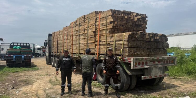 Retienen camión que transportaba más de 62 metros cúbicos de madera en Machala
