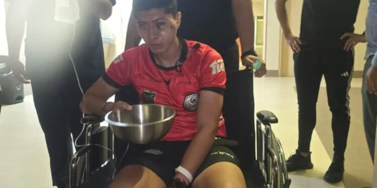 Árbitro terminó herido tras recibir una pedrada durante un partido de fútbol en Ecuador
