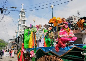 Piñas inicia la celebración de sus 86 años de cantonización con un multitudinario desfile de pregón y show artístico