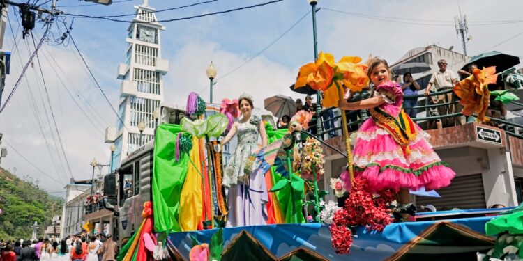 Piñas inicia la celebración de sus 86 años de cantonización con un multitudinario desfile de pregón y show artístico