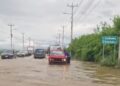 Desbordamiento de canales afluentes de Casa Camarones inunda la vía Balosa y deja incomunicadas a más de 3 000 familias en Machala