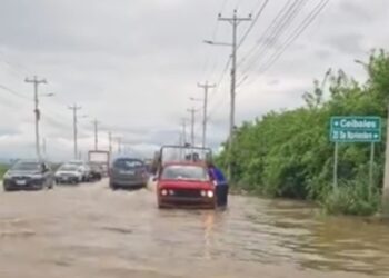 Desbordamiento de canales afluentes de Casa Camarones inunda la vía Balosa y deja incomunicadas a más de 3 000 familias en Machala