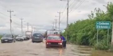Desbordamiento de canales afluentes de Casa Camarones inunda la vía Balosa y deja incomunicadas a más de 3 000 familias en Machala
