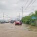Desbordamiento de canales afluentes de Casa Camarones inunda la vía Balosa y deja incomunicadas a más de 3 000 familias en Machala