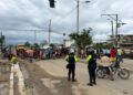 Moradores de La Primavera cierran la vía en protesta por inundaciones inéditas