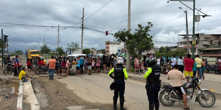 Moradores de La Primavera cierran la vía en protesta por inundaciones inéditas